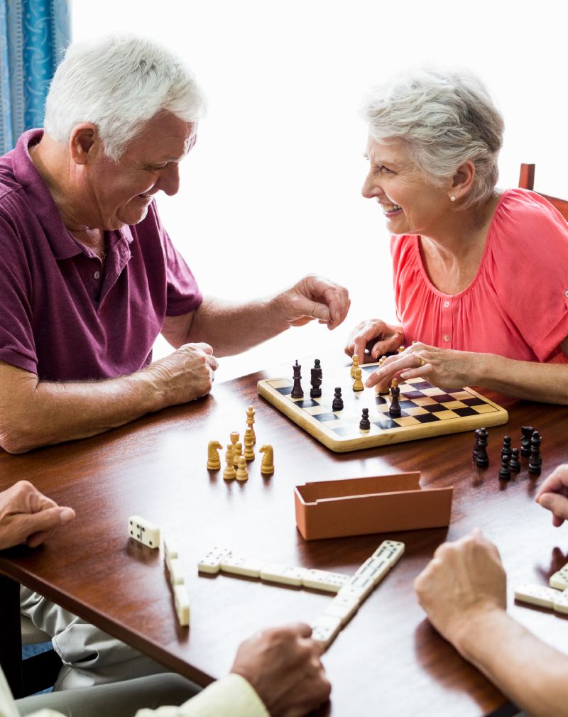 pareja-mayor-jugando-ajedrez